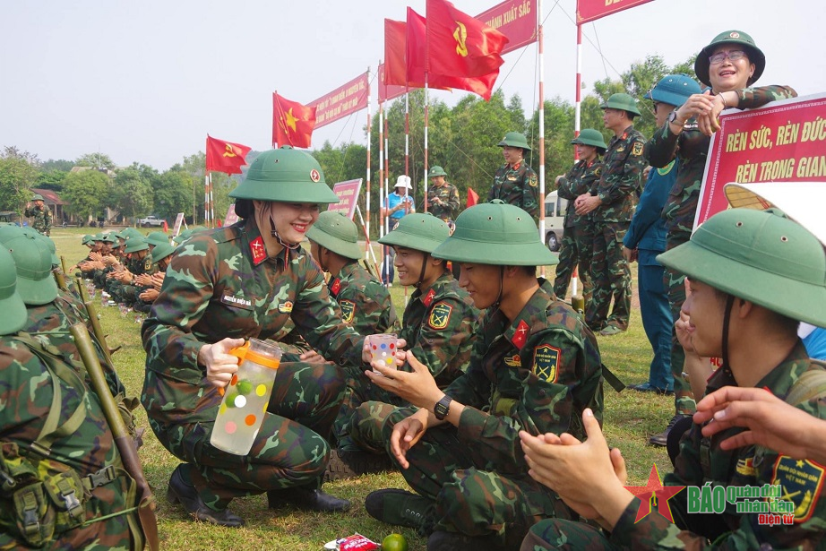 Chiến sĩ mới tự tin rèn luyện, trưởng thành